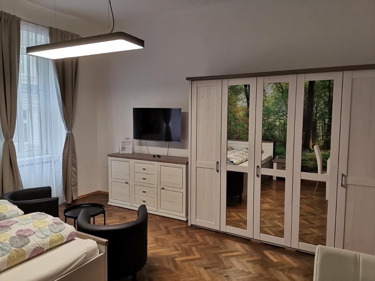 Near Schoenbrunn * Wien
